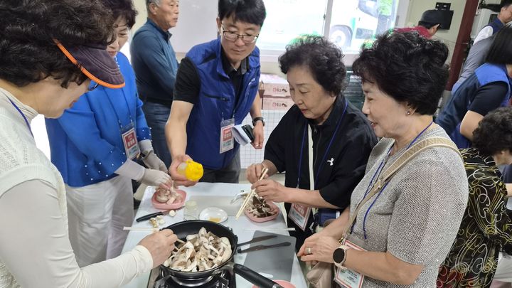[강릉=뉴시스] 강릉표고버섯농장 체험장에서 서울 송파농협 체험단이 프라이팬에 갓 구운 신선한 표고버섯을 맛보며 이야기를 나누고 있다.(사진=강릉표고버섯농장 제공)photo@newsis.com *재판매 및 DB 금지