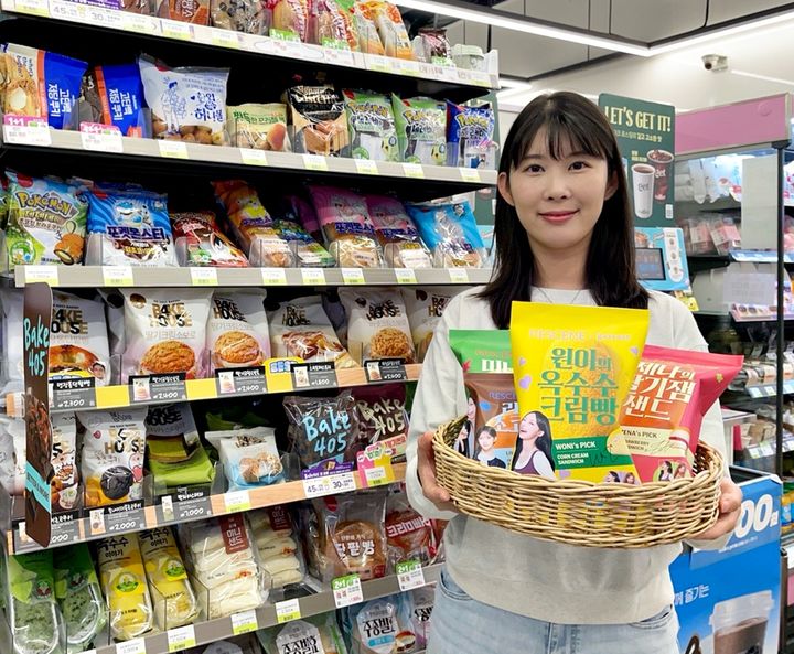 [서울=뉴시스] CU가 리센느와 협업한 'BAKE405' 베이커리 5종 원이의 옥수수 크림빵, 미나미의 메론빵, 메이의 시나몬 롤, 제나의 딸기 샌드, 리브의 초코 호떡을 17일부터 순차적으로 업계 단독 출시한다. (사진= 제공) 2026.09.15. photo@newsis.com *재판매 및 DB 금지