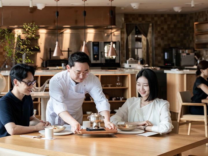 [서울=뉴시스] 김정환 아사달 셰프가 민어만두 소개를 위해 신선로를 내려놓고 있다. (사진=한화푸드테크 제공) *재판매 및 DB 금지