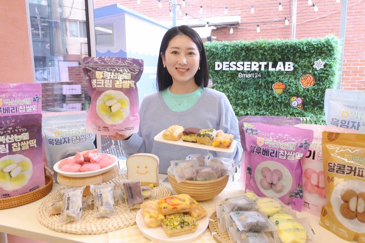 이마트24는 17~20일까지 4일간 '트렌드랩 성수점'과 '디저트랩 서울숲점'에서 '영도다리떡방'과 '익산농협떡방앗간'의 인기 상품 11종을 편의점 업계 최초로 판매한다고 15일 밝혔다. *재판매 및 DB 금지