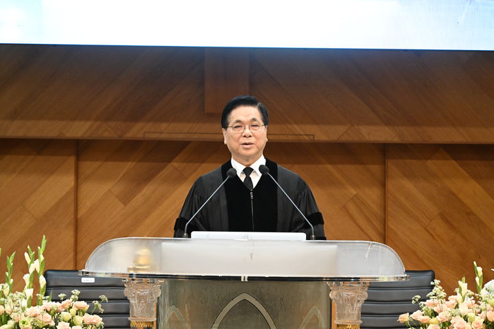 [서울=뉴시스] 14일 여의도순복음교회 대성전에 열린 영산(靈山) 조용기 목사(1936~2021)의 소천 5주기 추모예배에서 설교하는 이영훈 목사 (사진=여의도순복음교회 제공) 2026.09.15. photo@newsis.com *재판매 및 DB 금지