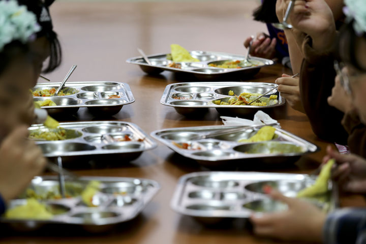 [서울=뉴시스] 급식비를 내지 않은 채 결석한 학생의 급식을 대신 먹은 중학교 교사의 사연이 논란을 낳았다. (사진=유토이미지)