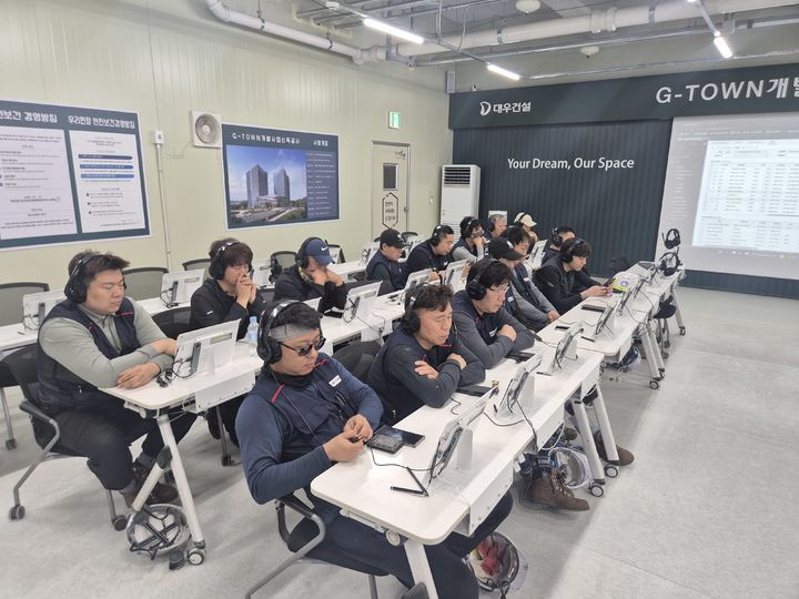[서울=뉴시스]과천 G-TOWN 개발사업 신축공사 현장에서 태블릿 기반 스마트 안전교육을 진행중이다. (사진=대우건설 제공) 2026. 9. 15. *재판매 및 DB 금지