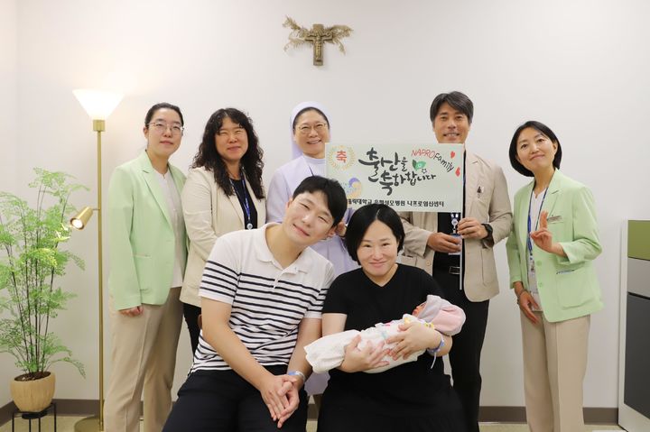 [서울=뉴시스] 은평성모병원은 나프로임신센터를 통해 42세 산모가 결혼 10여 년 만에 인위적 시술 없이 자연임신에 성공해 9월 8일 3.5㎏의 건강한 남아를 품에 안았다고 15일 밝혔다. (사진=은평성모병원 제공) 2026.09.15. photo@newsis.com *재판매 및 DB 금지