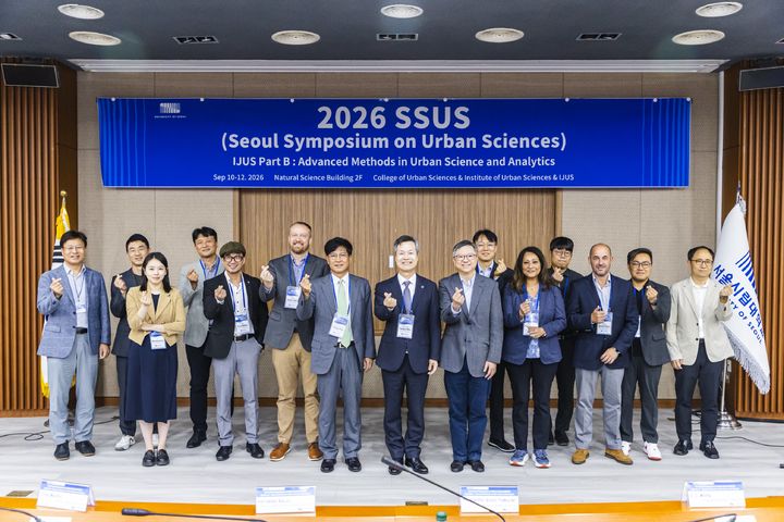 [서울=뉴시스] 서울시립대학교 '2026 서울 심포지엄 온 어반 사이언시스' 관계자들이 기념촬영을 하고 있다. (사진=서울시립대 제공) 2026.09.15. photo@newsis.com *재판매 및 DB 금지