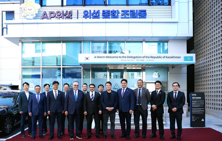 카자흐스탄 정부·우주산업 대표단. (사진=AP위성) *재판매 및 DB 금지