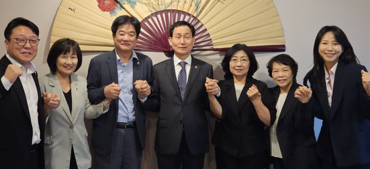 [부산=뉴시스] 부산시의회가 전례 없는 여소야대 구도 속에서 여야 협치 간담회를 정례화하며 상시 소통 창구를 마련한다. 이번 협치 간담회는 강무길 부산시의회 의장(가운데)의 제안으로 더불어민주당 한갑용 원내대표(왼쪽에서 세 번째)가 화답하면서 이뤄졌다. (사진=부산시의회 제공) 2026.09.5. photo@newsis.com *재판매 및 DB 금지