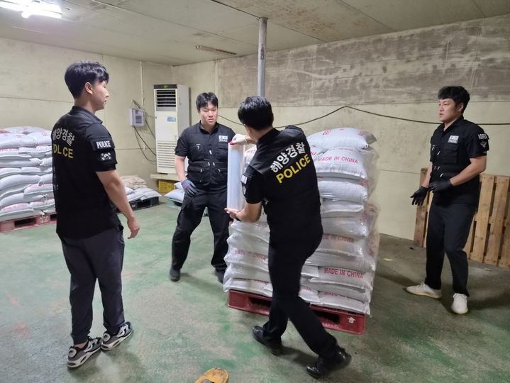 중국산 농산물을 압수하는 모습. (사진=평택해양경찰서 제공) *재판매 및 DB 금지