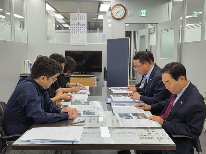 [창녕=뉴시스] 안지율 기자 = 성낙인 군수가 재해예방사업 국비 예산 확보를 위해기획예산처 방문해 설명을 하고 있다. (사진=창녕군 제공) 2026.09.15. photo@newsis.com *재판매 및 DB 금지