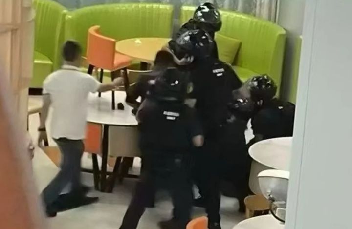 [서울=뉴시스]중국 광둥성 광저우의 대학 밀집 지역에서 14일 30대 남성이 흉기를 휘둘러 여러 명이 다치는 사건이 발생했다. 소셜미디어에 확산되는 사진으로, 경찰이 용의자를 제압하는 모습. 2026.09.15 <사진출처: 웨이보> 2026.09.15