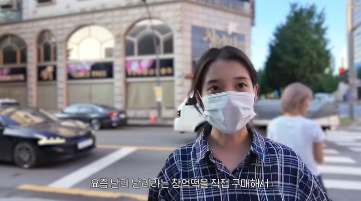 [서울=뉴시스] 아이유가 직접 떡집 오픈런에 도전한 모습이다. (사진=이지금 유튜브 캡처 ) 2026.09.15. photo@newsis.com *재판매 및 DB 금지