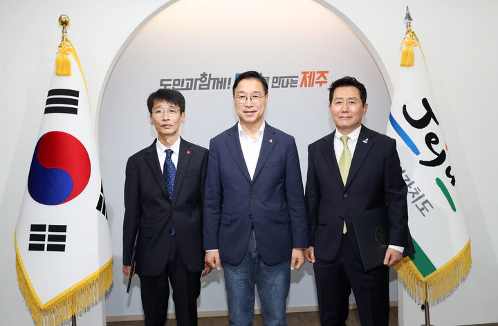 [제주=뉴시스] 위성곤(가운데) 제주도지사와 강철준(오른쪽) 신임 제주도 중앙협력본부장, 부남철 신임 제주도 대변인이 15일 오전 제주도청 집무실에서 임용장 수여식을 가진 뒤 기념 촬영을 하고 있다. (사진=제주도 제공) 2026.09.15. photo@newsis.com *재판매 및 DB 금지