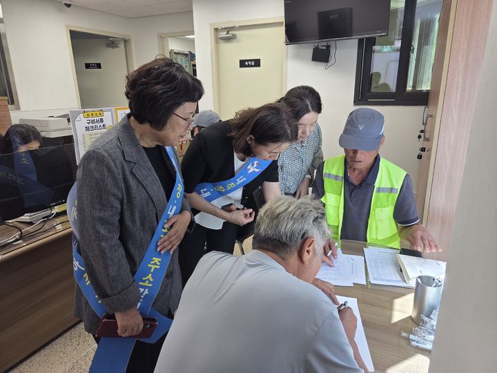 [창녕=뉴시스] 안지율 기자 = LH 영산 행복주택 입주민 118가구를 대상으로 다양한 인구증가 시책 등을 홍보하고 있다. (사진=창녕군 제공) 2026.09.15. photo@newsis.com *재판매 및 DB 금지