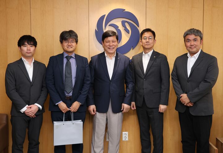 [서울=뉴시스] 한국야구위원회를 방문한 일본프로야구 요미우리 자이언츠 구단 팬사업부장과 요미우리 신문사 머천다이징 사업부 및 야구사업부 관계자. (사진=KBO 제공) 2026.09.14. *재판매 및 DB 금지