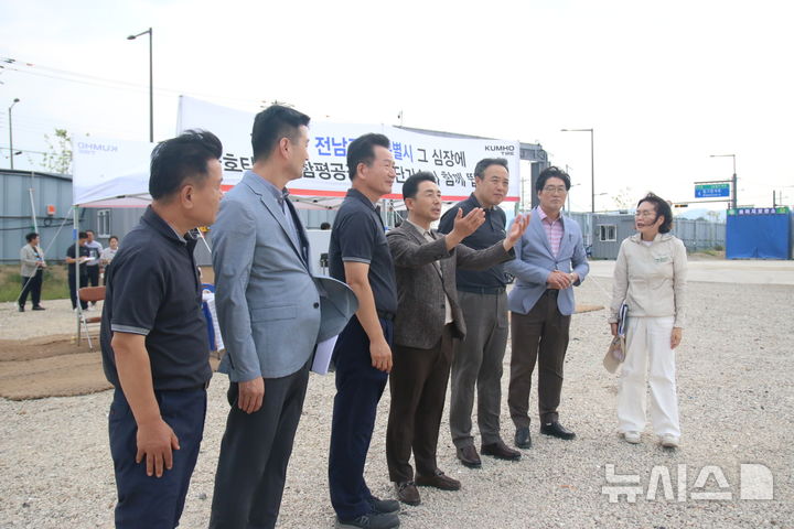 [전남광주=뉴시스]이남오 함평군수(왼쪽에서 4번째)가 14일 금호타이어 함평공장 건설 현장을 둘러보고 있다.