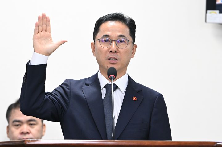 [제주=뉴시스] 김도영 제주도개발공사 사장 후보자가 15일 오전 제주도의회에서 열린 인사청문회에서 선서하고 있다. (사진=제주도의회 제공) 2026.09.15. photo@newsis.com *재판매 및 DB 금지