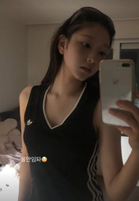 [서울=뉴시스] 정웅인 딸 정소윤 양이 거울 앞에서 셀카를 찍는 모습이다. (사진=정소윤 SNS 캡처 ) 2026.09.15. photo@newsis.com *재판매 및 DB 금지