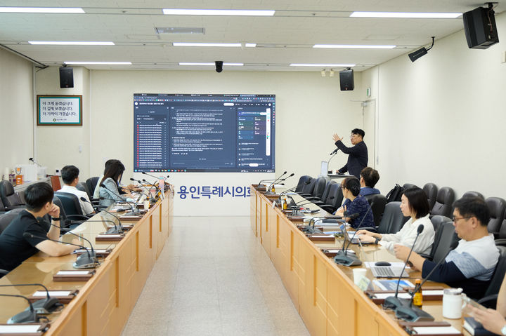 [용인=뉴시스] 특강을 경청하고 있는 용인시의회 '지방의회 AI 연구모임' (사진=용인시의회 제공) 2026. 09. 15. photo@newsis.com *재판매 및 DB 금지