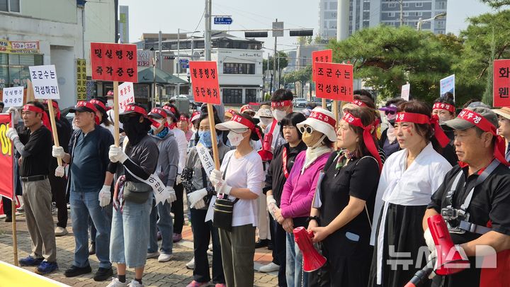 [음성=뉴시스] 연현철 기자 = 충북 음성군 음성읍 평곡리·석안리 장사시설 유치 반대 공동대책위원회가 15일 음성군청 앞에서 '중부4군 공동장사시설 건립사업 규탄 대회'를 열고 부지 타당성 용역 즉각 중단을 촉구하고 있다. 2026.09.15. yeon0829@newsis.com 