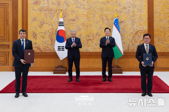 [세종=뉴시스]농촌진흥청 이승돈 청장은 우즈베키스탄 농업의 지속 가능한 발전과 양국 농업 분야 협력 확대를 위해 9월 14일, 우즈베키스탄 농업부와 양해각서(MOU)를 체결했다.(사진=청와대 제공)