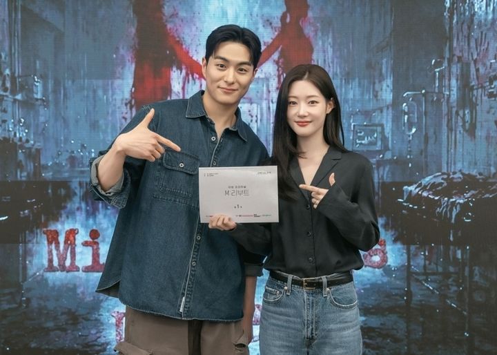 [서울=뉴시스] 배우 정건주, 정채연. (사진=티빙 제공) 2026.09.15.photo@newesis.com *재판매 및 DB 금지