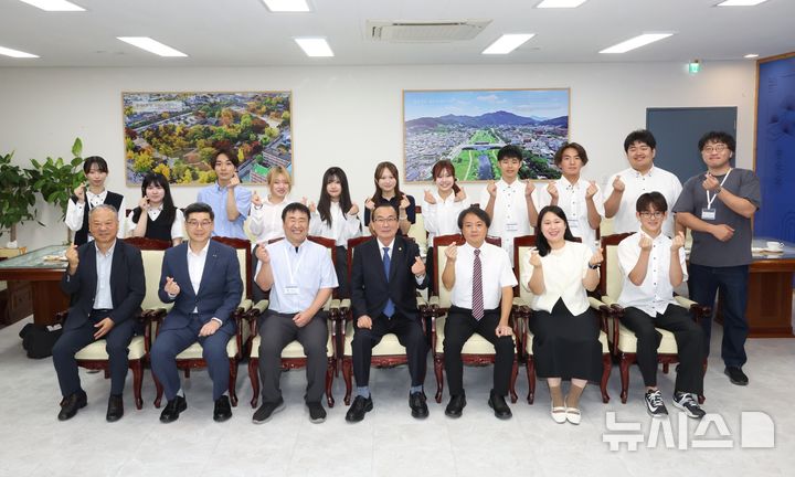[전주=뉴시스]윤난슬 기자 = 일본 기타큐슈 공업고등전문학교 학생과 교수들이 15일 전북 전주시의회를 찾아 한국의 지방의회 제도와 운영 방식을 살펴봤다. (사진=전주시의회 제공) photo@newsis.com 
