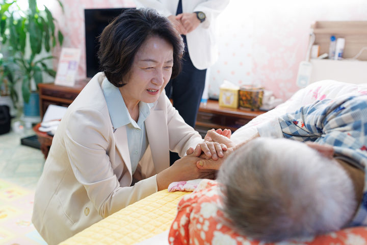 [수원=뉴시스] 추미애 경기도지사가 15일 수원의 '집으로 찾아가는 돌봄의료' 현장을 찾아 이용자와 대화하고 있다. (사진=경기도 제공) 2026.09.15. photo@newsis.com *재판매 및 DB 금지