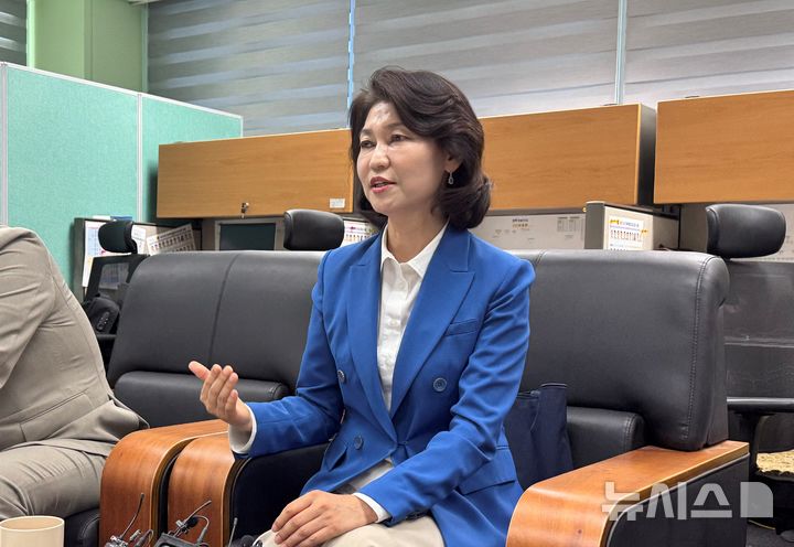 [전주=뉴시스] 김민수 기자= 조국혁신당 강경숙 전북도당위원장이 15일 전북특별자치도의회 기자실에서 기자간담회를 갖고 있다. 2026.09.15 leo@newsis.com *재판매 및 DB 금지