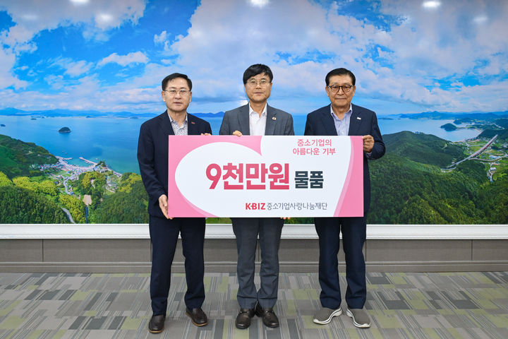 [거제=뉴시스] 신정철 기자= KBIZ 중소기업중앙회가 지난 13일, 최근 집중호우로 피해를 입은 거제지역 주민들의 생활 안정을 지원하기 위해 9000만 원 상당의 생필품을 거제시에 기탁했다.사진은 변광용 시장(사진, 가운데)과의 기탁식 기념사진 모습.(사진=거제시 제공).2026.09.15. photo@newsis.com *재판매 및 DB 금지