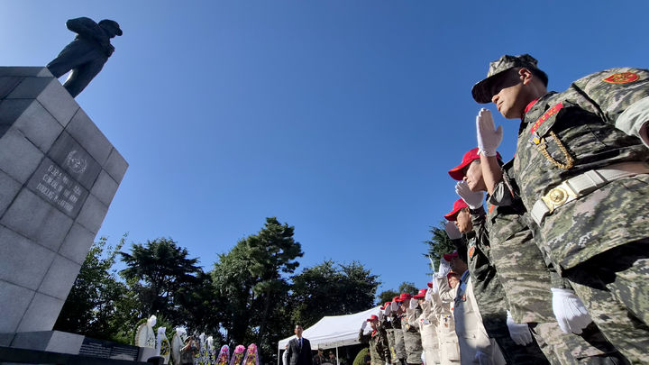 [인천=뉴시스] 15일 제76주년 인천상륙작전 기념일을 맞아 제물포구 자유공원에서 열린 '맥아더 장군 동상 헌화식에서 참석자들이 헌화하고 있다. (사진=인천시 제공) 2026.09.15. photo@newsis.com *재판매 및 DB 금지
