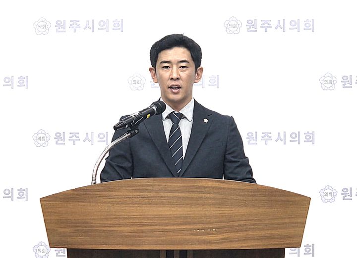 [원주=뉴시스] 이덕화 기자 = 15일 나경만 원주시의원이 모임방에서 기자회견을 열고 지난 10일 노주비 의원이 제기한 원강수 전 시장에게 결정된 2000만원 소송비용 지원 집행 유예에 대해 "적법한 심의 결정을 정치적 의심만으로 흔들어서는 안 된다"며 반박하고 있다. 2026.09.15. wonder8768@newsis.com *재판매 및 DB 금지