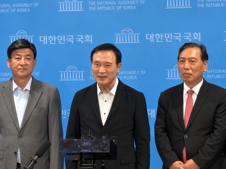 [수원=뉴시스] 임태희(가운데) 전 경기도교육감이 15일 서울 여의도 국회 소통관에서 6·3 지방선거 출마자들과 함께 공직선거법 개정을 촉구하는 기자회견을 하고 있다. (사진=독자 제공) 2026.09.15. photo@newsis.com *재판매 및 DB 금지
