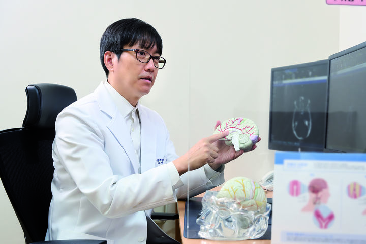 [서울=뉴시스] 15일 의료계에 따르면 치매 예방을 위해 고혈압·고혈당·콜레스테롤 등 만성질환을 관리하고 충분한 잠을 자는 것이 중요하다. 이학영 강동경희대병원 신경과 교수가 치매 초기 신호, 진단, 초기 치료법 등에 설명하고 있다. (사진=강동경희대병원 제공) 2026.09.15. photo@newsis.com *재판매 및 DB 금지