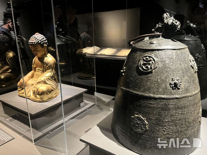 [전주=뉴시스] 15일 국립전국박물관 특별전 '도량으로의 귀환, 전주 사고사 나한'에 전시된 석불좌상 (왼쪽) 2026.09.15. suejeeq@newsis.com