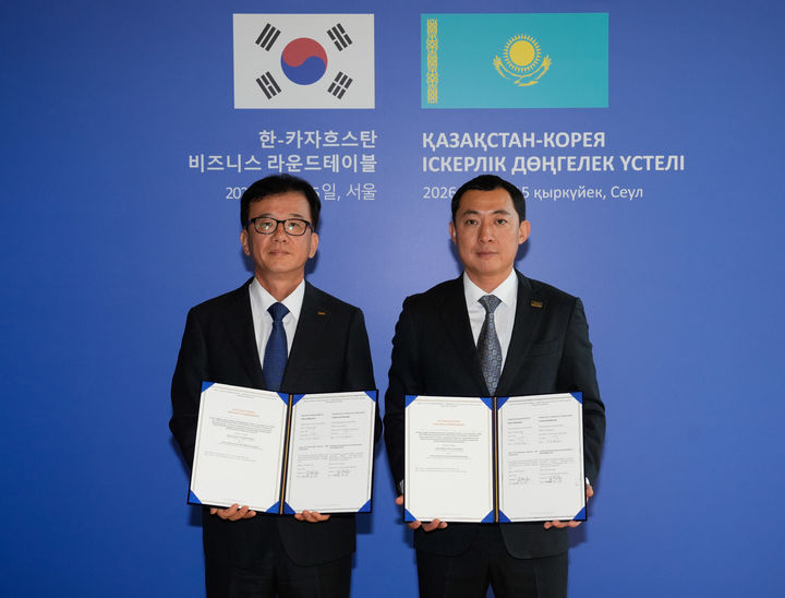 [서울=뉴시스] 15일 서울 포시즌스호텔에서 열린 한-카자흐스탄 비즈니스 라운드 테이블 행사에서 김원준 한국공항공사 사장(왼쪽)과 세르게이 케가이 카자흐스탄 AAAG 사장이 UTM·UATM 시스템 구축사업 참여 의향서 체결 후 기념사진을 촬영하고 있다. 2026.09.15. (사진=한국공항공사 제공) photo@newsis.com *재판매 및 DB 금지