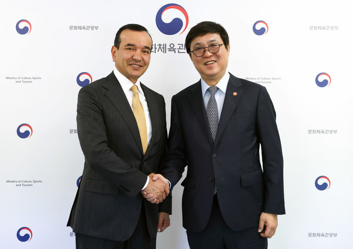 [서울=뉴시스] 15일 서울 종로구 국립현대미술관 서울관에서 최휘영 문화체육관광부 장관과 오조드벡 아흐마도비치 나자르베코프 우즈베키스탄 문화부 장관이 면담을 갖고 양국 문화협력을 논의했다. (사진=문화체육관광부 제공) 2026.09.15. photo@newsis.com *재판매 및 DB 금지