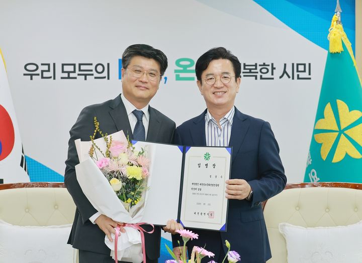 [대전=뉴시스]허태정 대전시장이 15일 신임 정상수 대전정보문화산업진흥원장에서 임명장을 준 뒤 기념사진을 찍고 있다. (사진=대전시 제공) 2026. 09.15 photo@newsis.com *재판매 및 DB 금지
