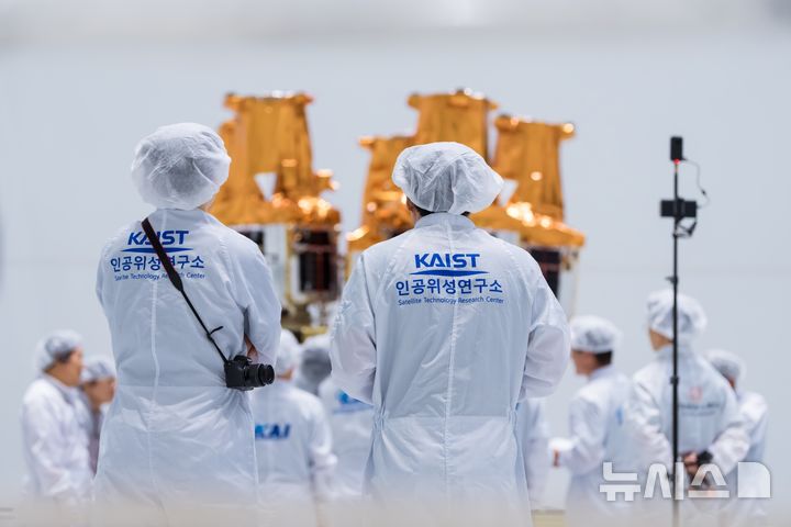 [서울=뉴시스] 윤현성 기자 = 한국과학기술원(KAIST) 인공위성연구소 연구진이 누리호 5호 3단에 장착이 완료된 초소형군집위성 2~6호기 최종 점검을 진행하고 있. (사진=우주항공청 제공) 2026.09.15. hsyhs@newsis.com