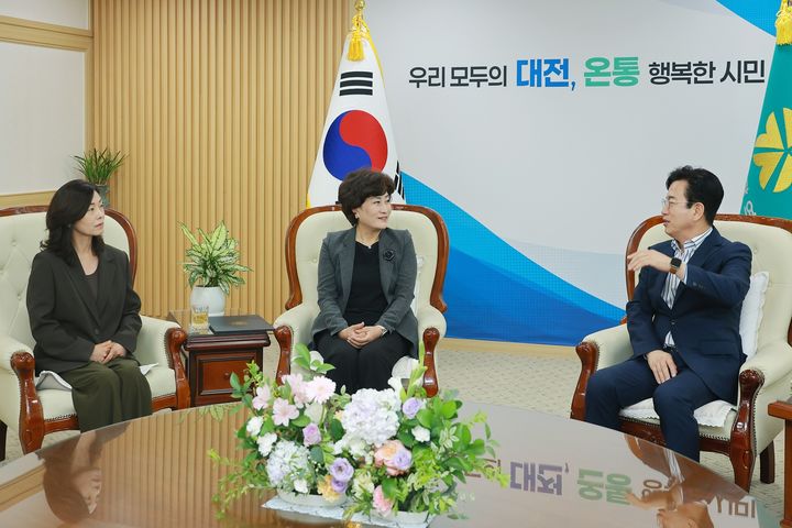 [대전=뉴시스]대전시는 대전문화재단 제9대 대표이사에 지은주(58) 대전오페라단장을, 대전고암미술문화재단 제4대 대표에 손경숙(65) 전 충남대 교수를 각각 임명했다. (사진=대전시 제공) 2026.09.15 photo@newsis.com *재판매 및 DB 금지