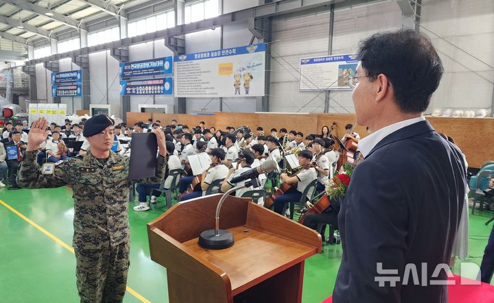 [영주=뉴시스] 김진호 기자 = 15일 경북 영주시 경북항공고등학교에서 열린 '제10회 전국항공정비기능대회' 개회식에서 선수단을 대표해 육군602항공대대 이용관 선수가 황병직 영주시장 앞에서 선수 선서를 하고 있다. 2026.09.15. kjh9326@newsis.com