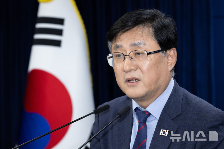 [세종=뉴시스] 김성환 기후에너지환경부 장관이 15일 정부서울청사에서 '송전망 건설 수용성 제고 방안'에 대해 발표하고 있다. (사진=기후부 제공) 2026.09.15. photo@newsis.com