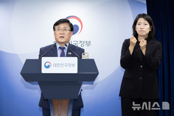 [세종=뉴시스] 김성환 기후에너지환경부 장관이 15일 정부서울청사에서 '송전망 건설 수용성 제고 방안'에 대해 발표하고 있다. (사진=기후부 제공) 2026.09.15. photo@newsis.com