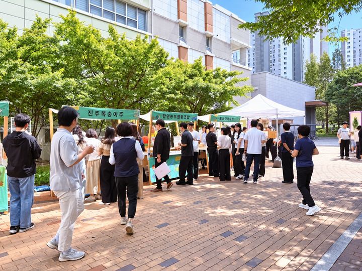 [진주=뉴시스]KTL, 상생장터 행사 모습.(사진=KTL 제공).2026.09.15.photo@newsis.com *재판매 및 DB 금지