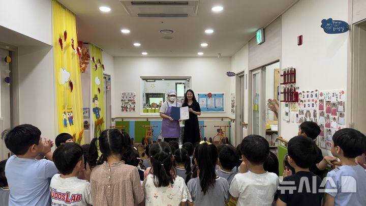 [의왕=뉴시스] 감사장 전달 현장. (사진=의왕시 제공).2026.07.30. photo@newsis.com 
