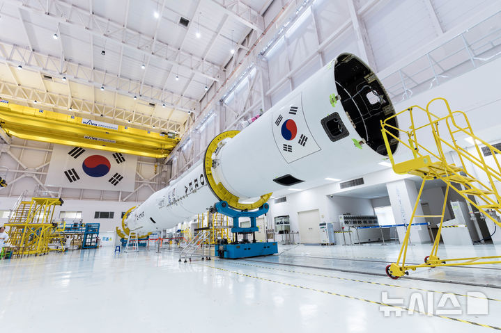 [서울=뉴시스] 윤현성 기자 = 지난 14일 전남 고흥 나로우주센터 발사체종합조립동에서 누리호 5호기 1·2단이 결합된 모습. (사진=한국항공우주연구원 제공) 2026.09.15. hsyhs@newsis.com