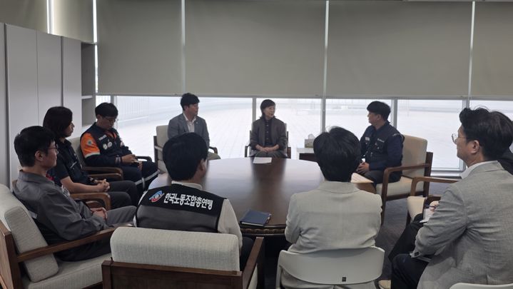 [안동=뉴시스] 지난 14일 경북도 동부청사에서 '포항 철강산단 경쟁력 강화 간담회'가 열리고 있다. (사진=경북도 제공) 2026.09.15. photo@newsis.com *재판매 및 DB 금지