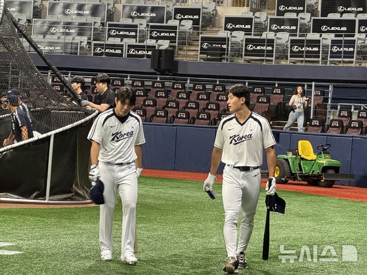 [서울=뉴시스] 박윤서 기자 = 야구대표팀 박준순과 윤동희(오른쪽). 2026.09.15.