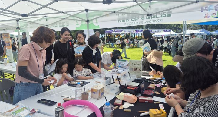 [대구=뉴시스] 대구과학대학교 청소년평생교육과는 이현공원 잔디광장에서 열린 ‘제5회 서구 북 앤 평생학습 축제’에 참여했다. (사진=대구과학대 제공) 2026.09.15. photo@newsis.com *재판매 및 DB 금지