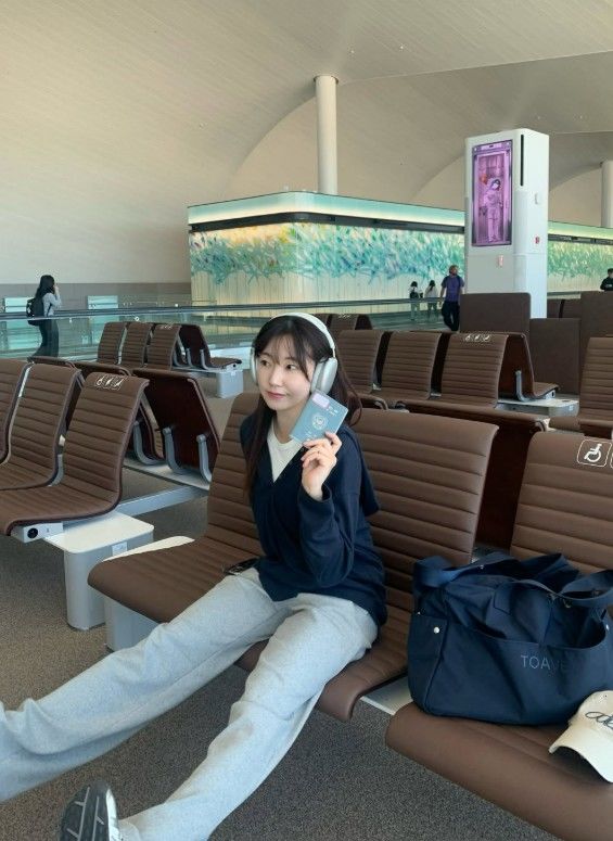 [서울=뉴시스] '나는솔로' 9기 옥순이 공항 의자에 앉아 포즈를 취한 모습이다. (사진=나솔 9기 옥순 SNS 캡처 ) 2026.09.15. photo@newsis.com *재판매 및 DB 금지