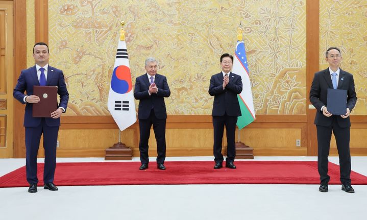 [서울=뉴시스] 황기연 한국수출입은행장(맨 오른쪽)과 라지즈 쿠드라토프 우즈베키스탄 투자산업무역부장관이 14일 청와대에서 이재명 대통령과 샤브카트 미르지요예프 대통령이 임석한 가운데 전략적 사업발굴 체계 구축을 위한 양해각서 문건을 교환한 뒤 기념 촬영을 하고 있다. (사진제공=한국수출입은행) 2026.09.15. photo@newsis.com *재판매 및 DB 금지